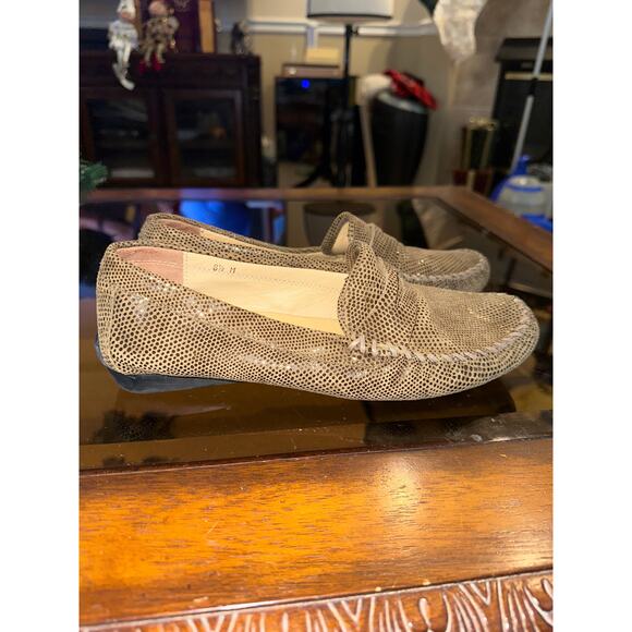 ⭐️ Women’s Vaneli Shiny Tan Driving Loafers. Size 6.5. Preppy Casual. Everyday - Picture 2 of 5